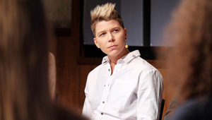 »Mehr positive News«, Virginia Ernst, Singer/Songwriterin beim ORF DialogForum